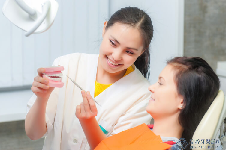牙醫解說矯正牙齒清潔給病患聽